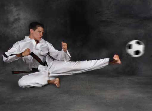 A lezione di karate sul campo da calcio!