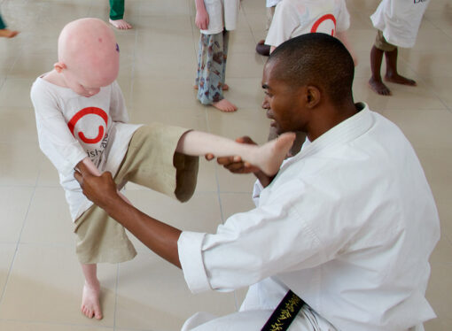 Raccolta fondi per seminari di karate in supporto dei giovani che soffrono di albinismo e altre disabilità